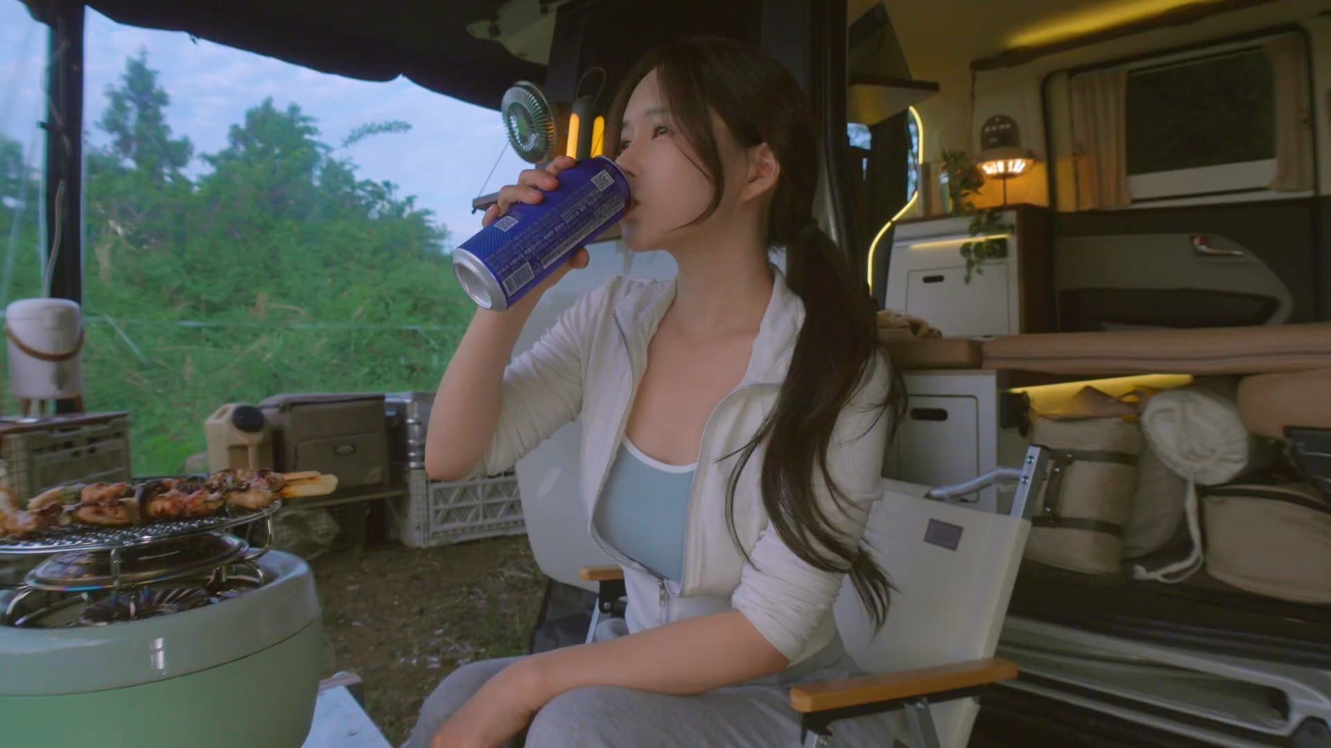 重庆一小镇现“刀片民宿”  最窄处仅56厘米